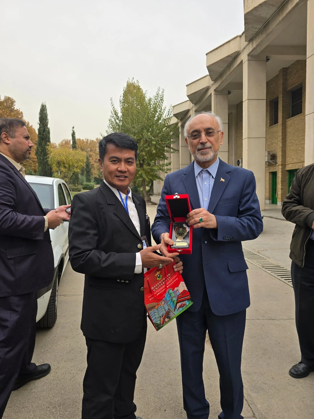 Supratman, dosen Bahasa Persia dari Universitas Hasanuddin (Unhas), menyerahkan cendera mata khusus kepada Dr. Ali Akbar Salehi, Ketua Yayasan Kajian Iran (Bonyad Iranshenasi), seusai sesi International Iranology Summit 2025 di Teheran. Dr. Salehi merupakan tokoh terkemuka dalam diplomasi dan ilmu pengetahuan Iran; sebelum menjabat posisinya sekarang, ia pernah menjadi Menteri Luar Negeri Iran (2010–2013) dan Wakil Tetap Iran untuk Badan Tenaga Atom Internasional (IAEA) pada 1998–2003. Momen ini menjadi simbol persahabatan akademik antara Iran dan Indonesia, khususnya melalui pengembangan kajian Persia di Universitas Hasanuddin.